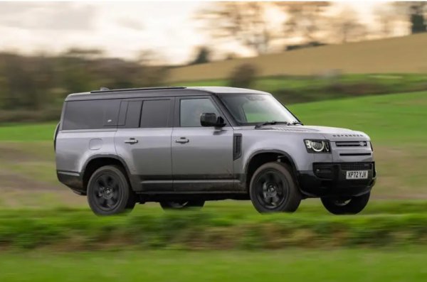 Големият Defender на Land Rover се очакваше да е в битката за самия връх, нищо че също е скъп. Интелигентно задаваният интериор на автомобила предоставя възможност до осем места за пътници. Поради законодателни причини не можете да поръчате колата с подвижна седалка между водача и пътника на предната седалка, което иначе би го направило деветместен. В Обединеното кралство и куп други страни за тази цел се нуждаете от регистрация като при микробус.
Седемместният Defender има столове на третия ред, които са малко по-малки от тези на сродния Discovery, но все пак идеални за използване от деца, тийнейджъри и по-дребни възрастни. В 130 можете да имате 8 пасажери на борда и пак да ви остава 400-литров багажник. Е това е за сметка на огромната дължина на колата от 5358 мм, която я прави проблемна при паркиране на обществено място. Но това не му пречи да се движи по пътя толкова добре като конкурентите. Предлага богат избора на двигатели, също и офроуд възможности. Железен семеен автомобил.